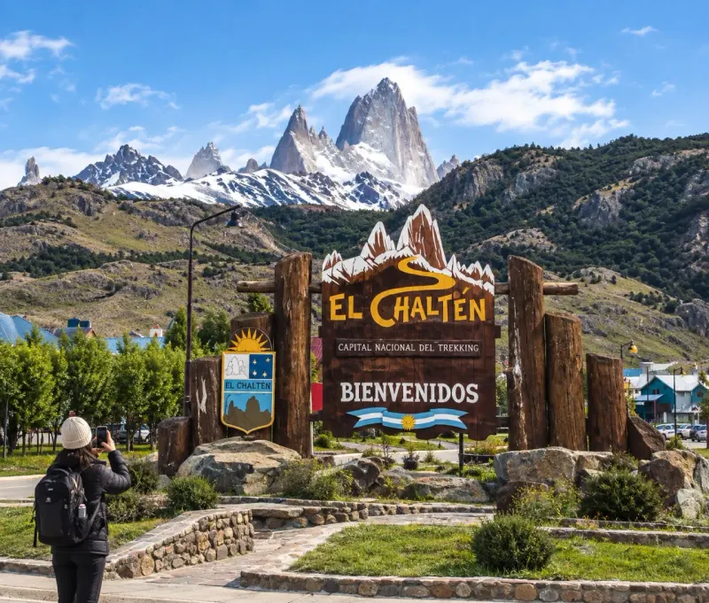 Cartel de bienvenida a El Chaltén con el cerro Fitz Roy de fondo